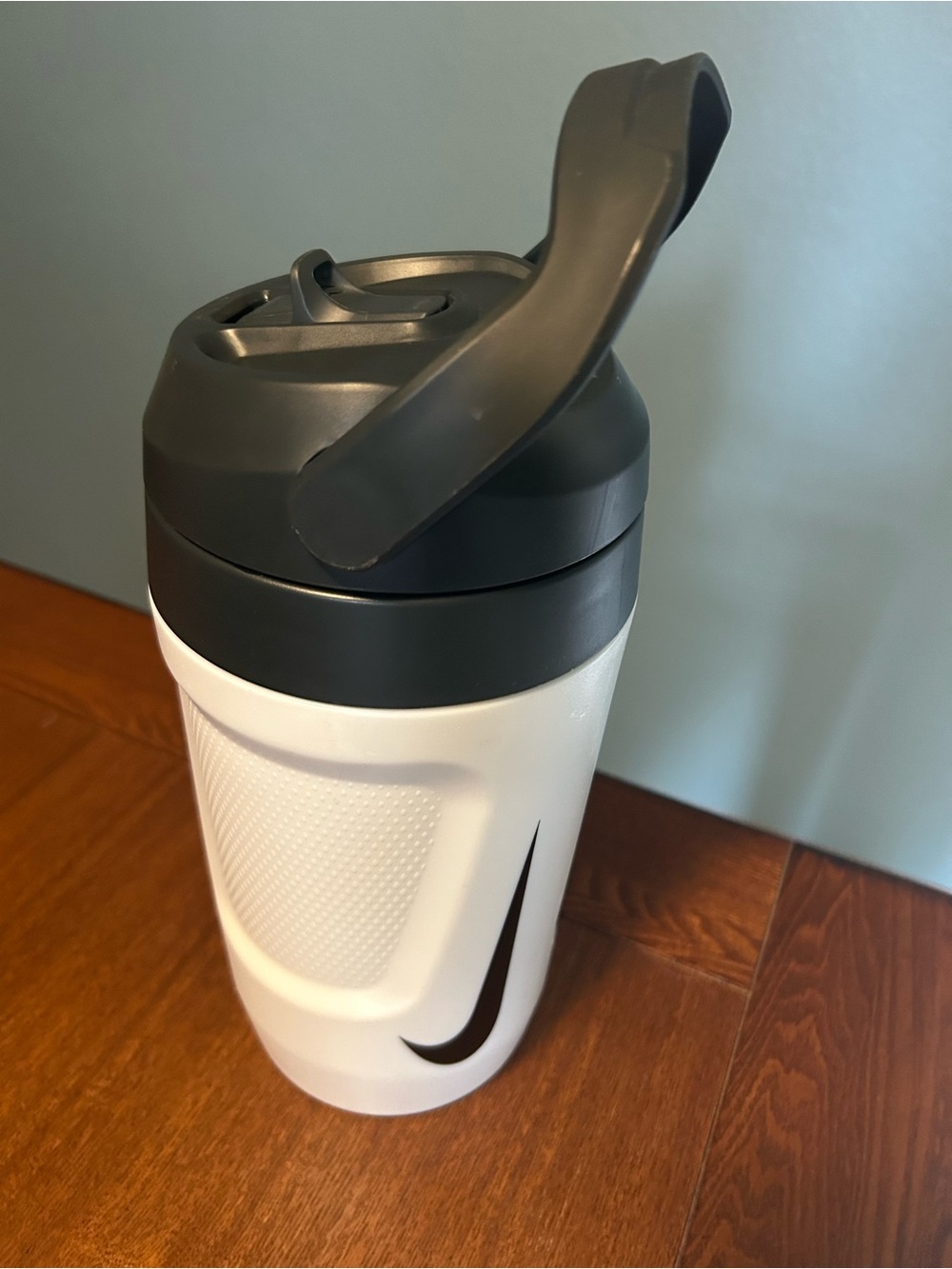 Nike 64 oz Insulated Water Jug White Black Half Gallon Sports Bottle